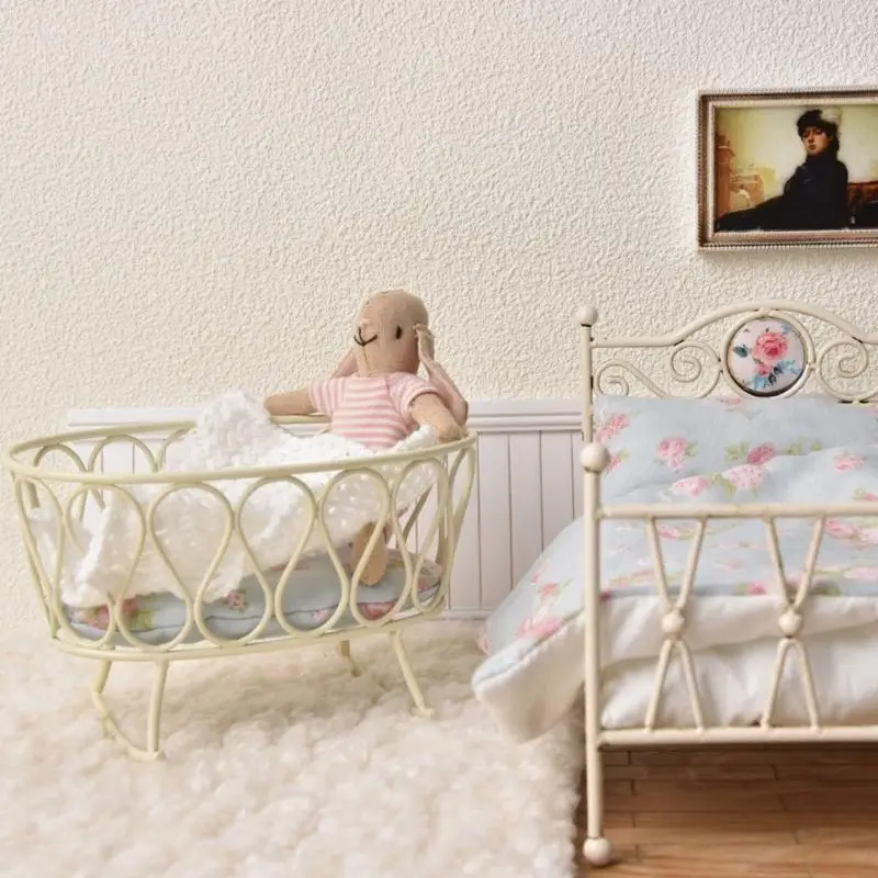 M89C Dollhouses Baby Cradles Bed met kussen 1/12 Schaal IJzeren meubels Scene Decors