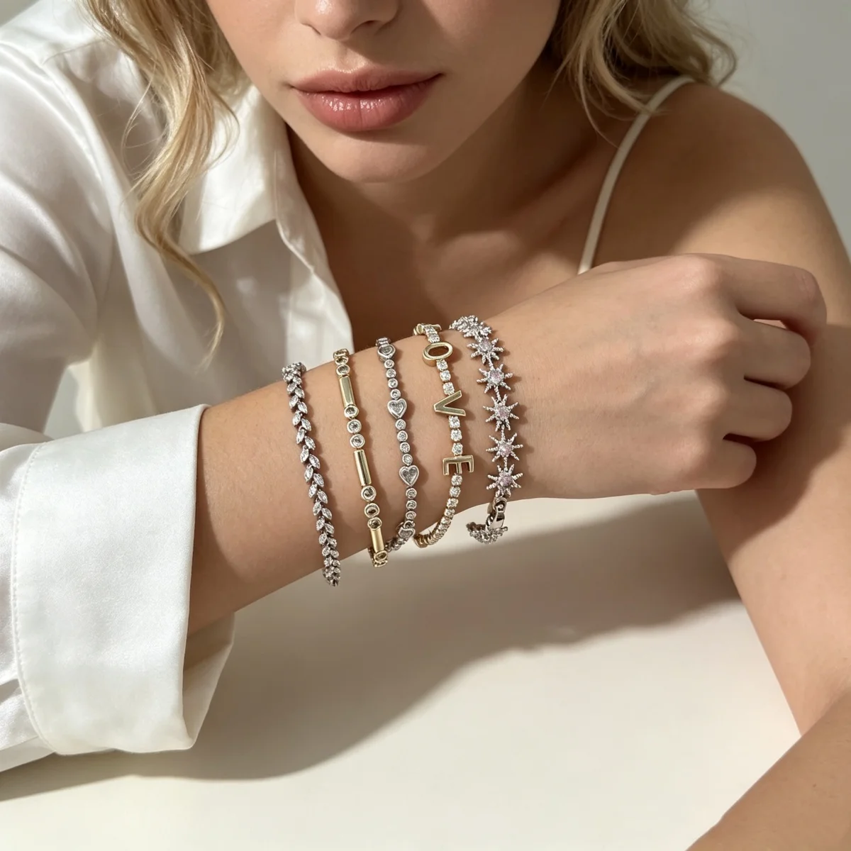 Exquisite glänzende Zirkon-Armbänder mit runden, herzförmigen, quadratischen, Weizenblatt- und Sternen-Elementen für Damen und Herren, schlichte Sonnen- und LOVE-Buchstaben-Armreifen, Schmuck. – Detail 6