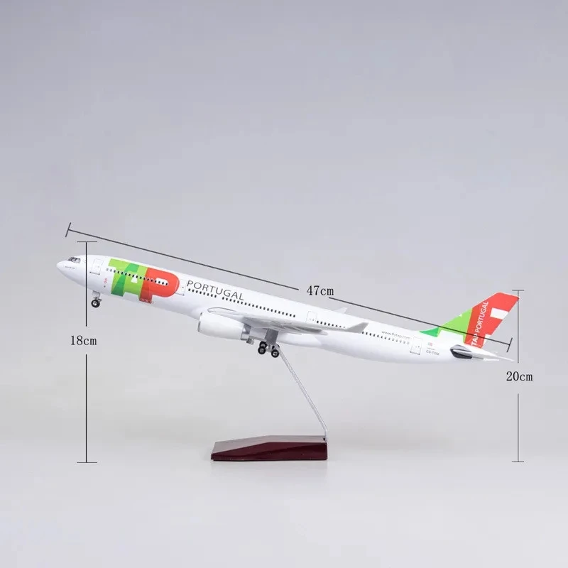 Imagem -03 - Resin Diecast Modelo de Avião com Luz e Rodas Coleção de Aeronaves Ventilador de Brinquedo Display Portugal Airbus A330 47cm Escala 1:135