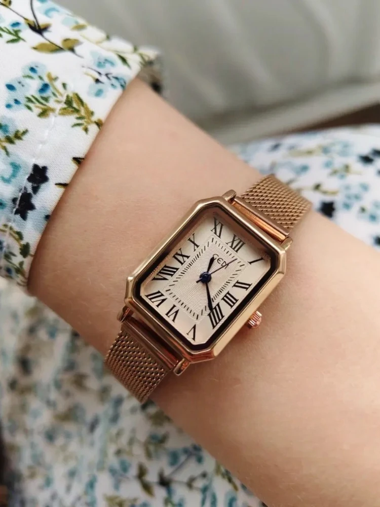 

2025 Light Gold Retro Women's Quartz Watch Exquisite Square Roman Numeral Clock Stainless Steel Waterproof Fashion Ladies Watch
