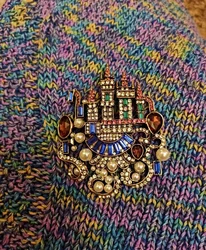 Retro European Castle Brooch Fashion Alloy Rhinestone Brooches Temperament Personality Color Crystal Pearl Corsage Pins Gift