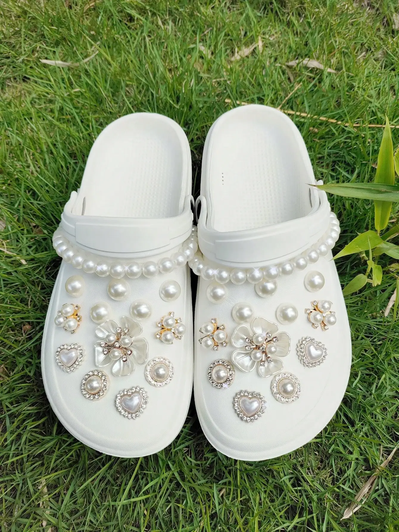 26pcs Dismountable White Camellia Imitated Pearl & Rhinestone Heart Shaped Garden Shoe Decorations Charm
