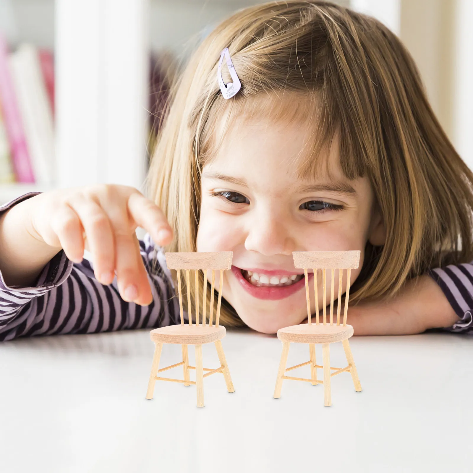 

2 шт. миниатюрных бежевых деревянных стульев, креативный декор для рабочего стола, маленькие аксессуары для кукольного домика