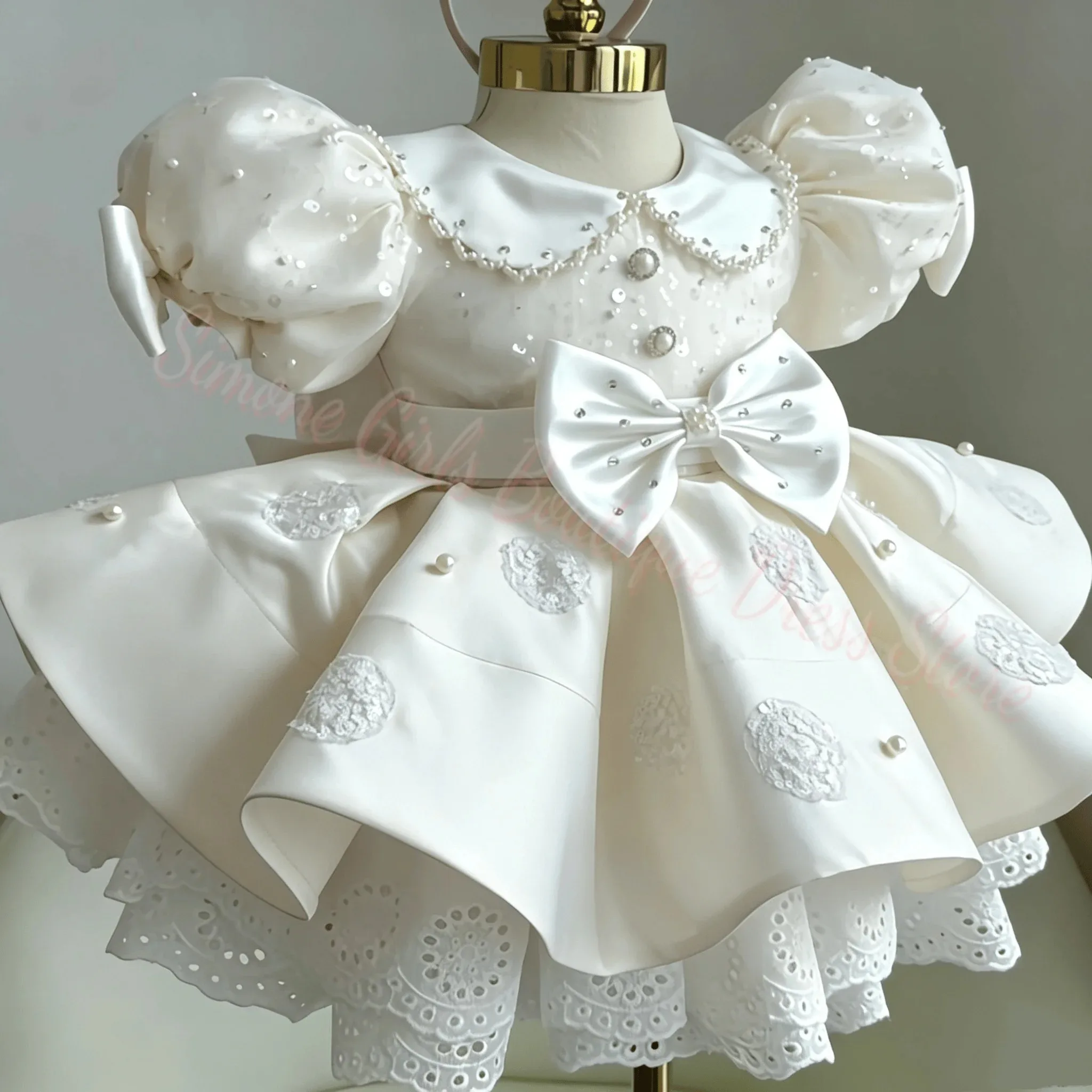 Großhandel Maßgefertigte Rosa Satin Blumenmädchenkleider für Hochzeiten mit Schleife, Knielang, Spitze, für Erstkommunion und Geburtstagsfeier – Detail 3