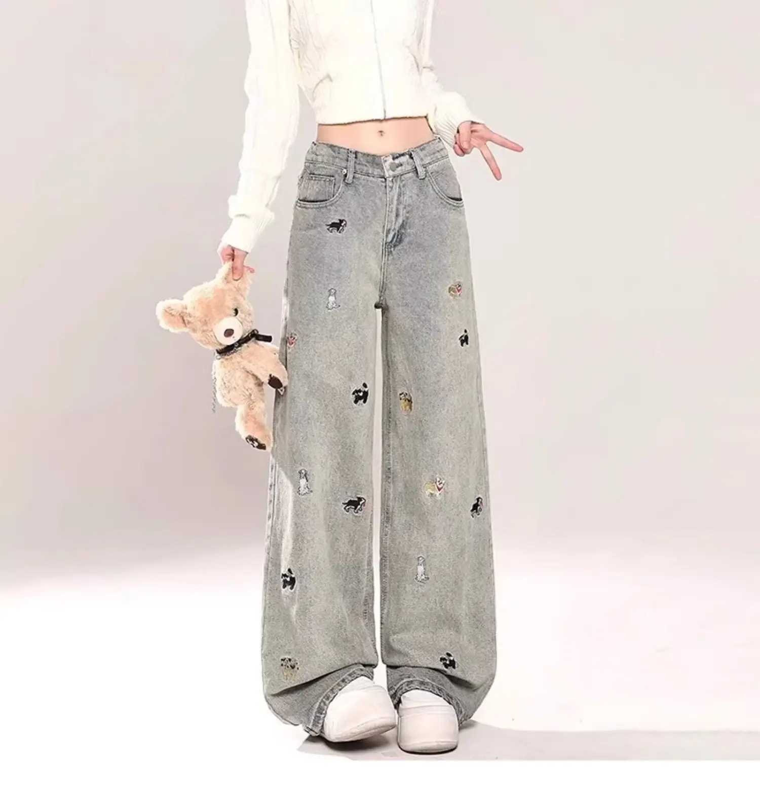 Damskie jeansy z wysokim stanem, haftowane, z kwiatowym wzorem, grafika, dekoracja, moda damska, denim, estetyka, trendy, unikatowe.