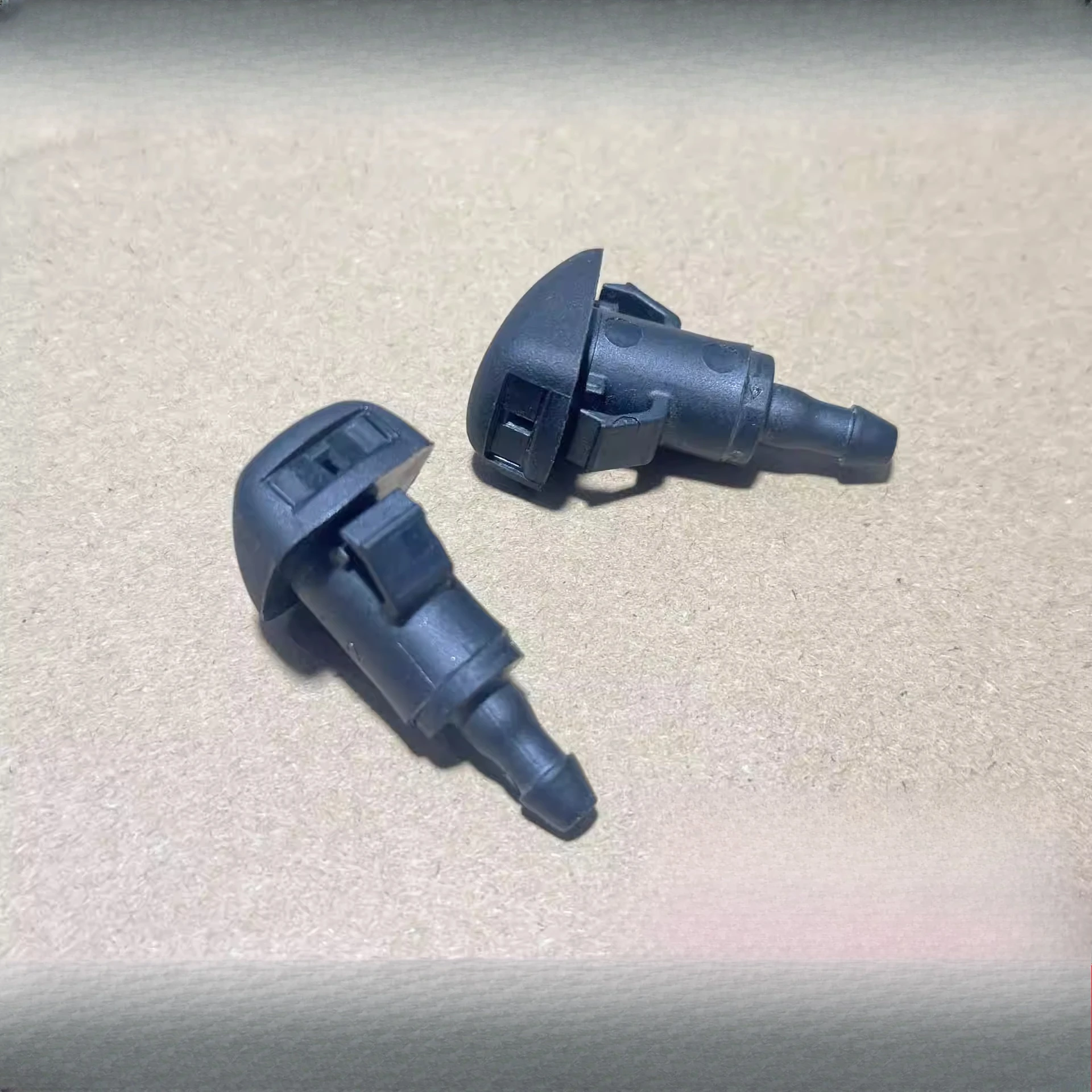 

1pcs For Hyundai Elantra Verna ix25 ix35 Sonata Verna Windshield Wiper Nozzle