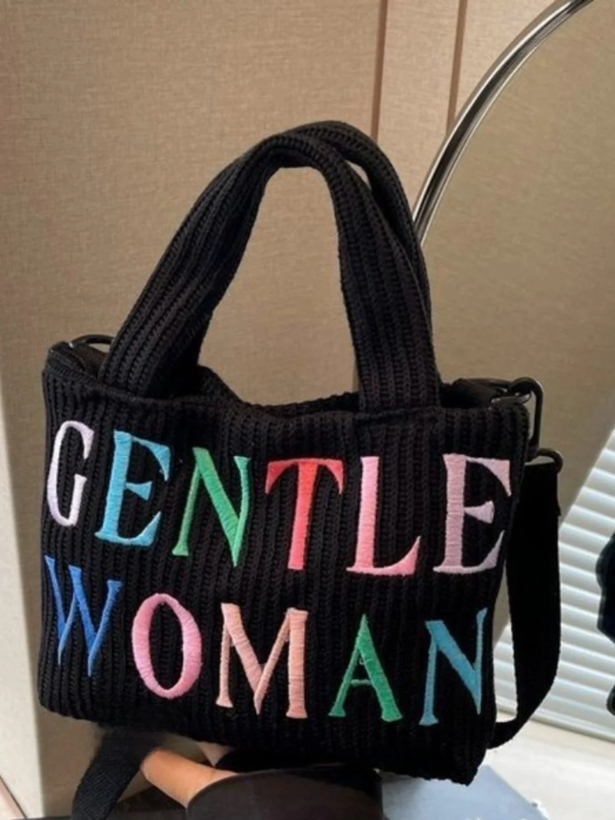 bolsa-de-ombro-casual-fena-de-trico-com-bordado-de-letras-e-blocos-de-cores-nova-colecao-2024-tendencia-para-o-dia-a-dia