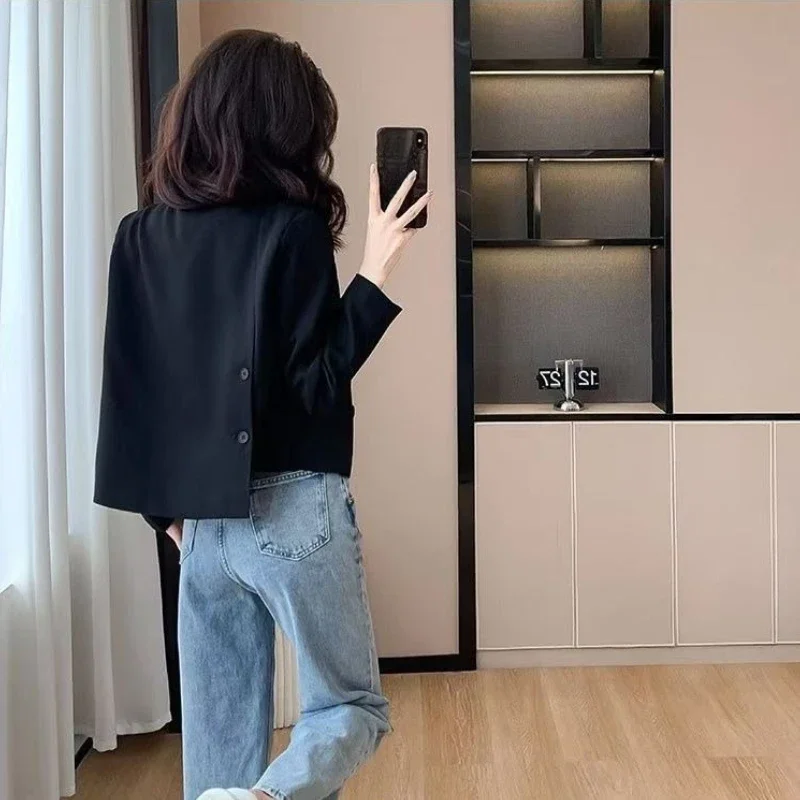 เสื้อเบลเซอร์ผู้หญิงแบบกระดุมสองแถว ปี 2025 รุ่นสั้น สำหรับฤดูใบไม้ผลิและฤดูใบไม้ร่วง ดีไซน์เกาหลีใหม่ คุณภาพสูง ทรงเล็ก เรียบง่าย สไตล์ลำลอง สำหรับใส่ทำงาน ให้ลุคสง่างาม