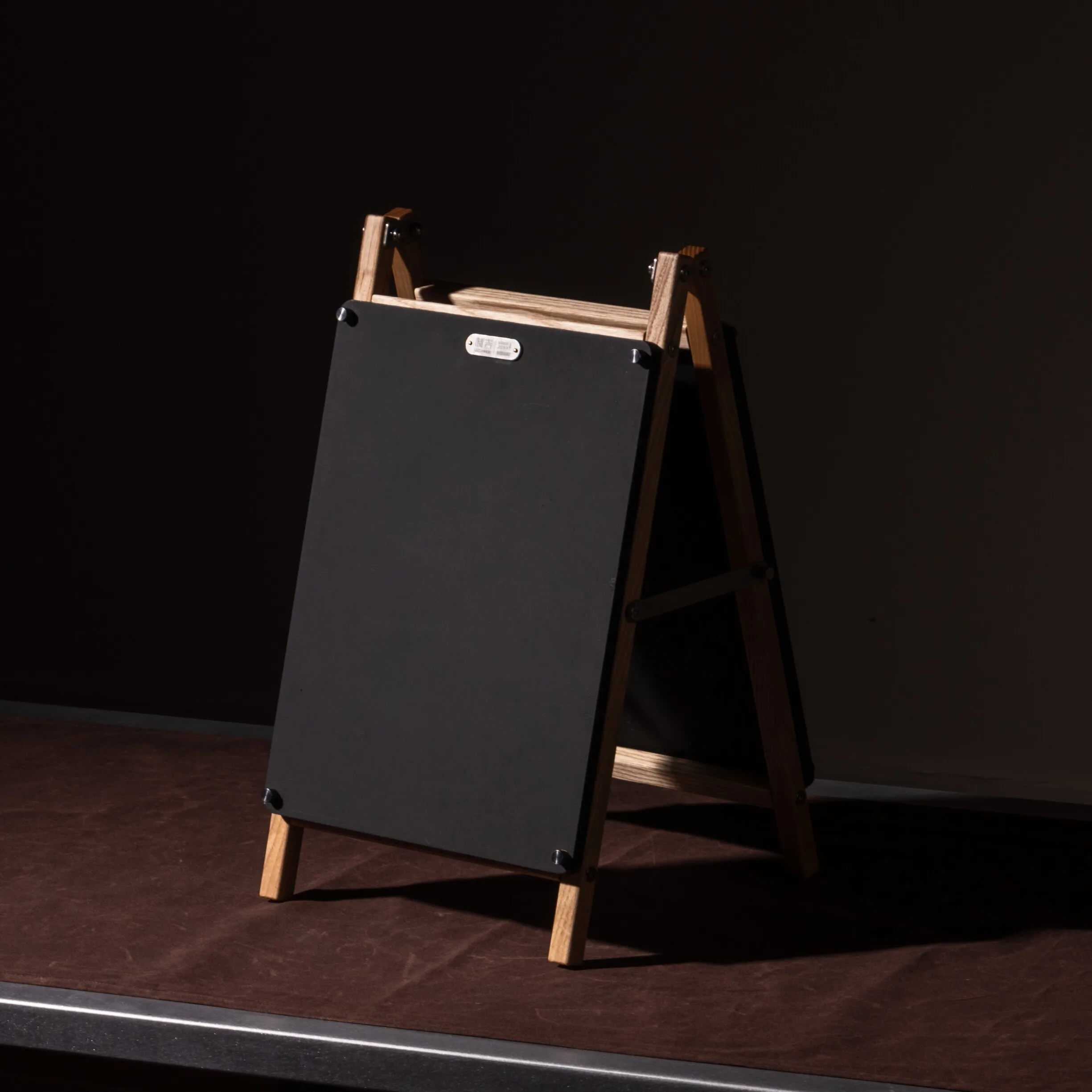 Feed and pick up the blackboard, coffee, retro clothing, jewelry, high-value store entrance, wood metal home furnishing