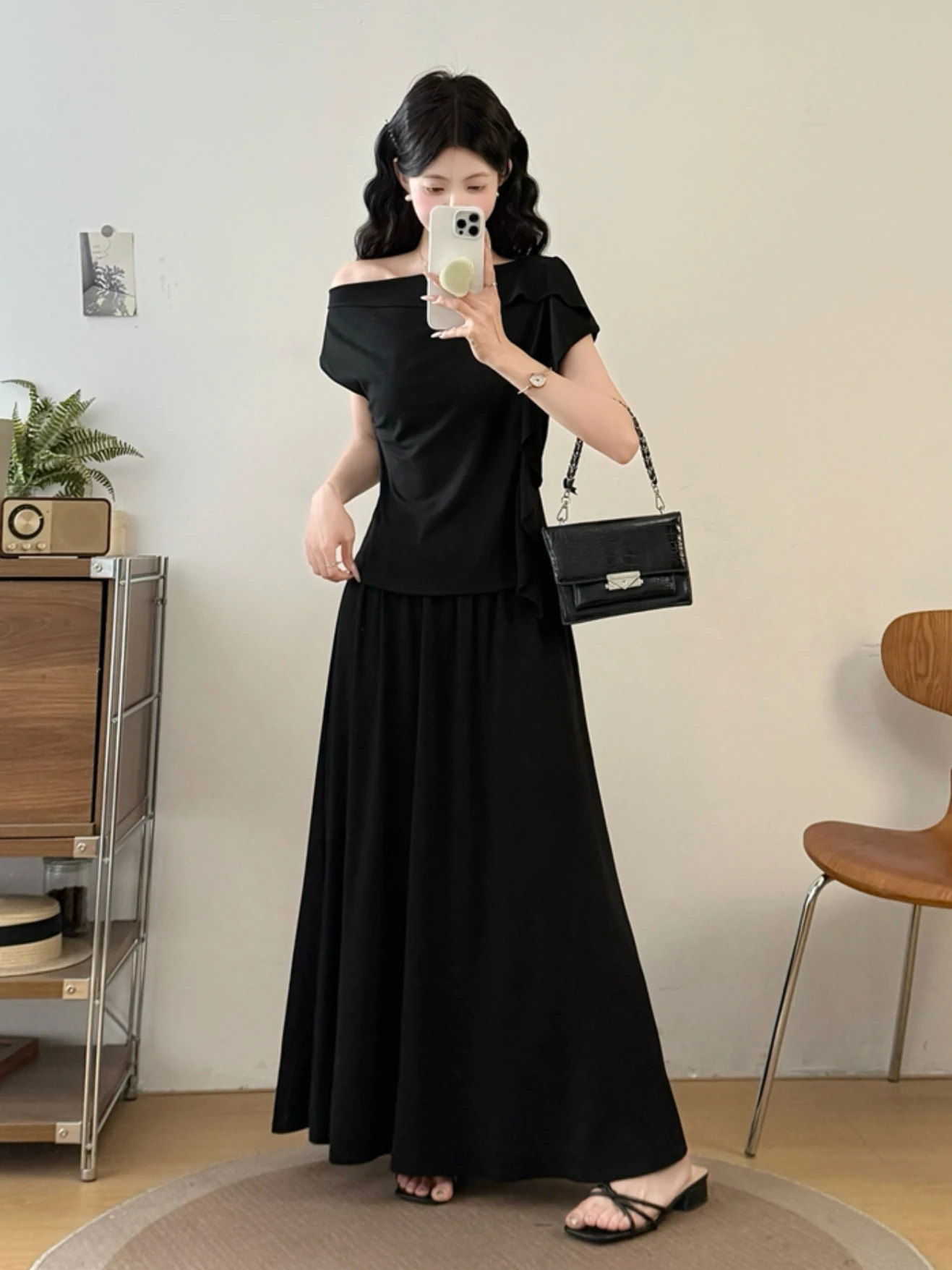 Conjunto Feminino Plus Size Estilo Coreano Casual de Verão com Ombros à Mostra, Gola Lateral e Saia Curta - Terno de Duas Peç...
