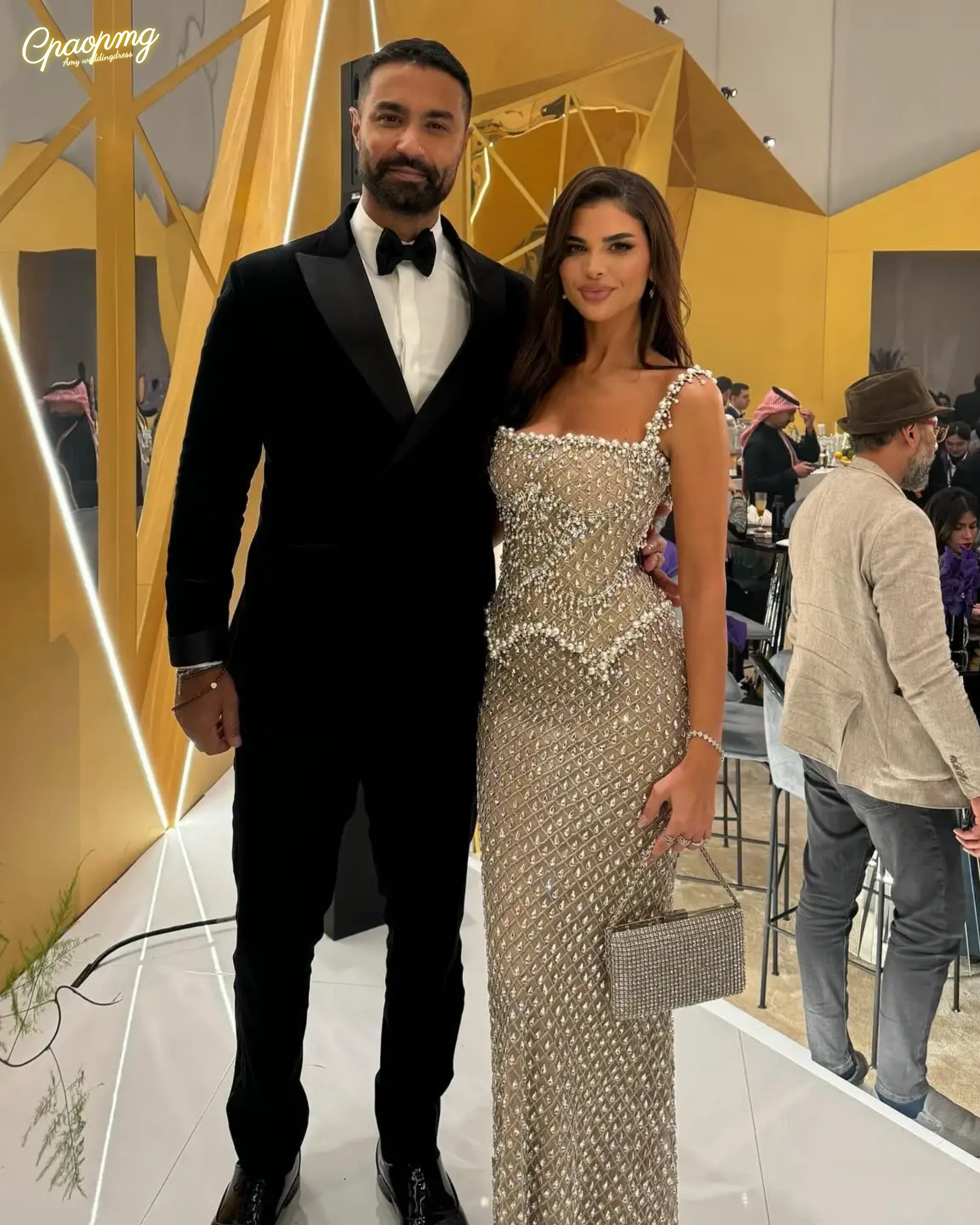 Maßgeschneiderte luxuriöse silberne Designer-Abendkleider mit funkelnden Kristallperlen für Damen Hochzeitsfeier.