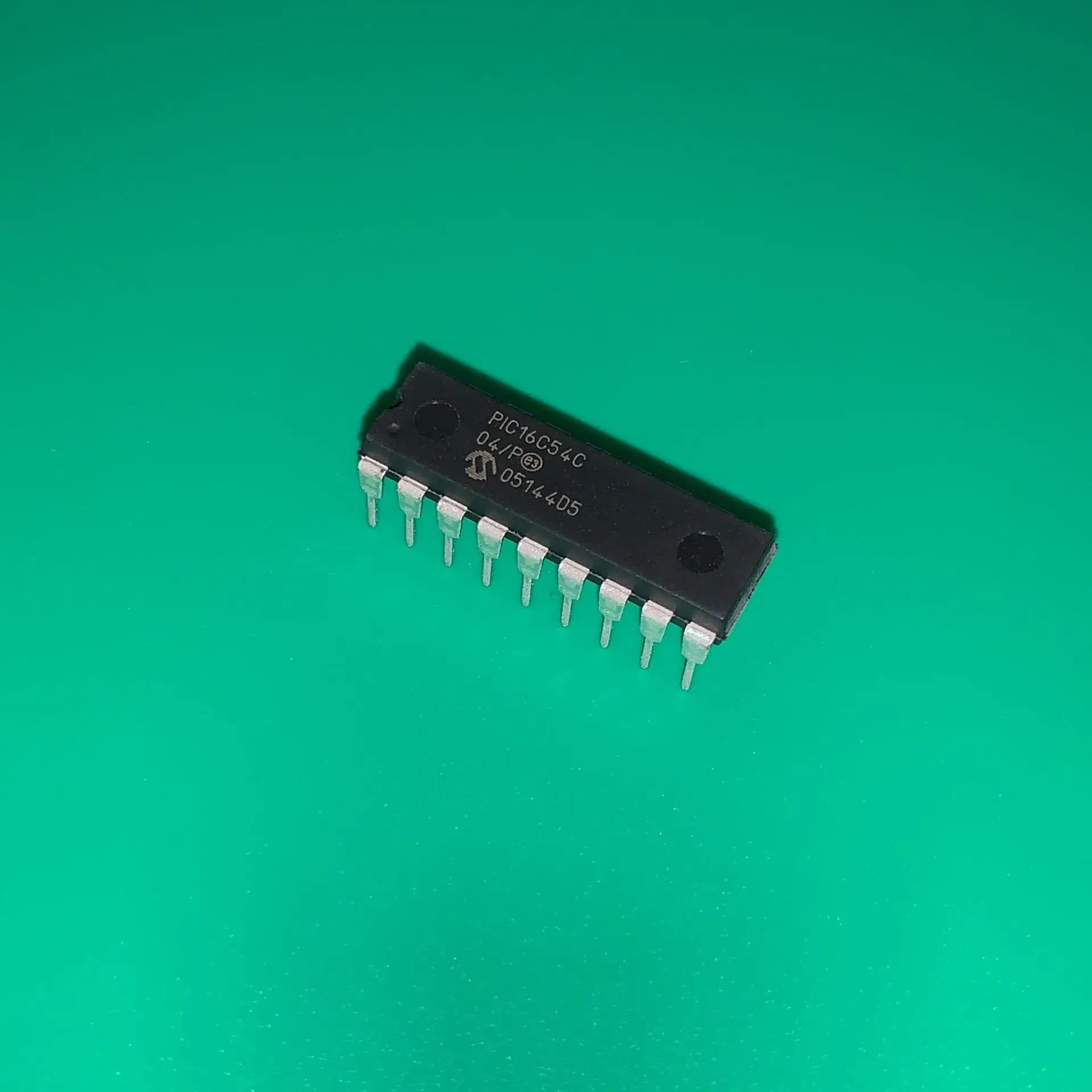 3pcs/lot PIC16C54C-04/P DIP18 PIC 16C54C -04/P IC MCU 8BIT 768B OTP 18DIP PIC16C54C04P PIC16C54C 04/P PIC16C54 C-04/P 16C54