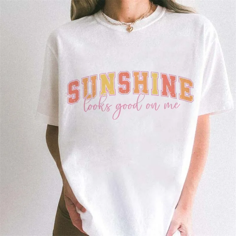 

Sunshine Looks Good On Me Графическая футболка Женская модная футболка с коротким рукавом Повседневная летняя верхняя модная уличная забавная футболка с рисунком 90-х годов