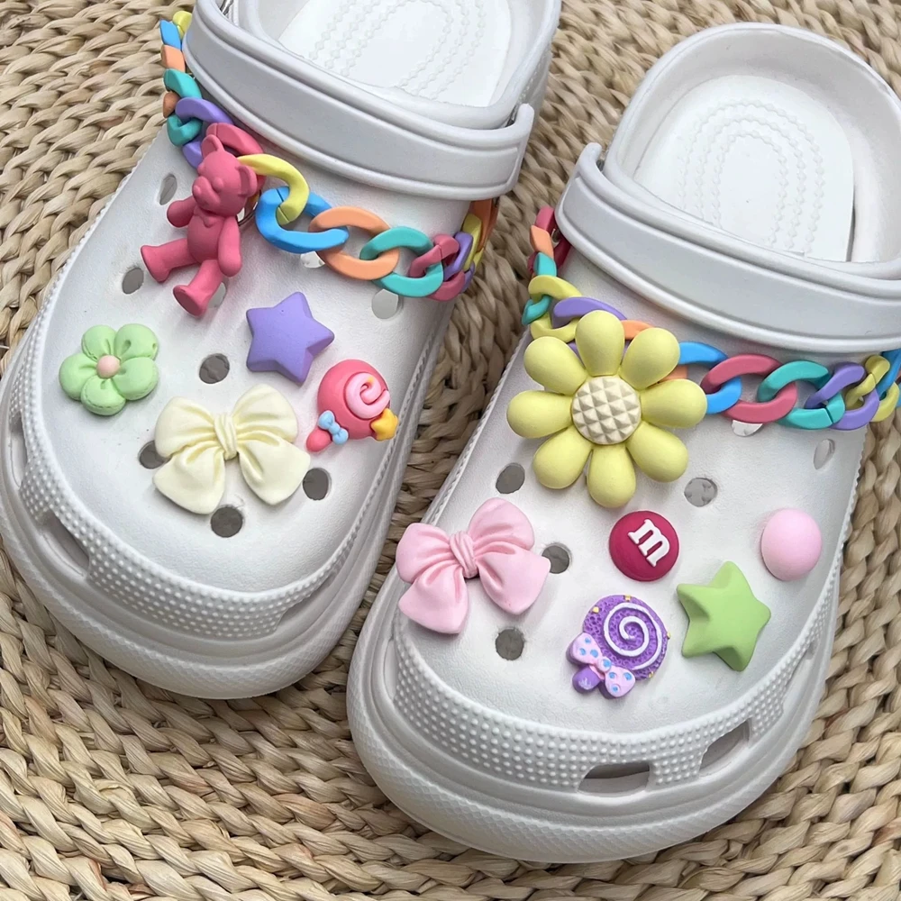 Un juego de cadenas de zapatos de Color acrílico, hebilla de zapato Crocs con Oso de flores, materiales acrílicos de bricolaje, accesorios de Color