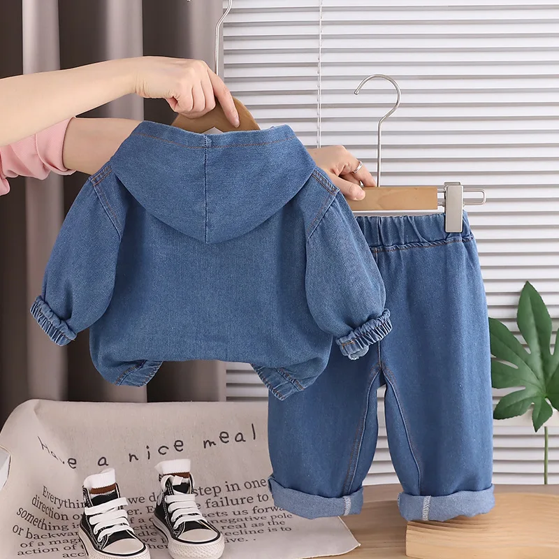 Komplety ubranek dla niemowląt na wiosnę i jesień, modne kurtki dżinsowe z kapturem i spodnie z napisami, 2-częściowe zestawy ubrań dla dzieci.