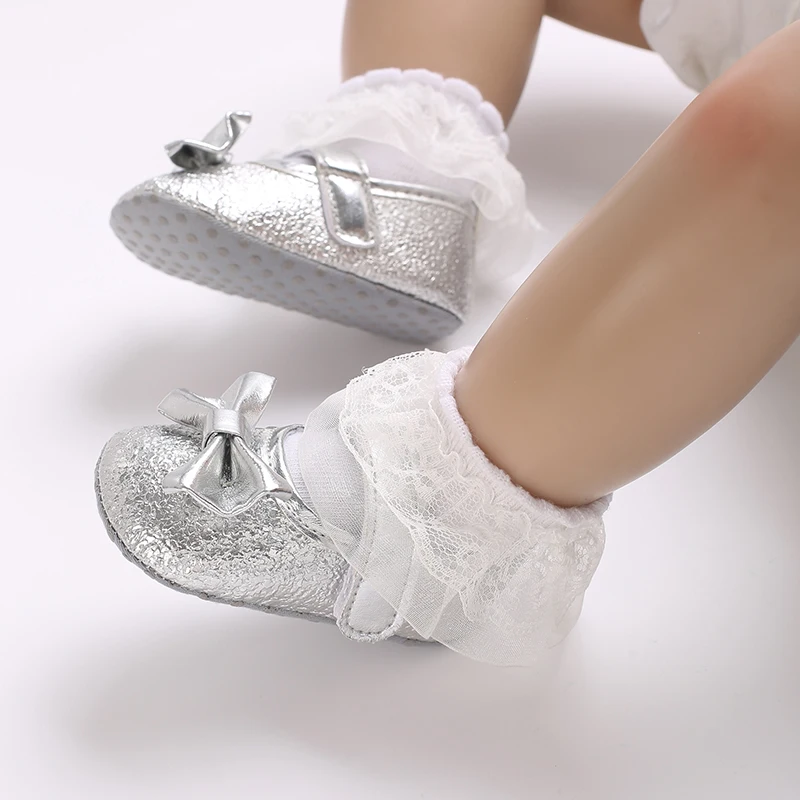 Simpatiche scarpe da bambina in argento Scarpe da principessa con fiocco PU antiscivolo Suola morbida Infantile Primi camminatori Scarpe da culla per neonato