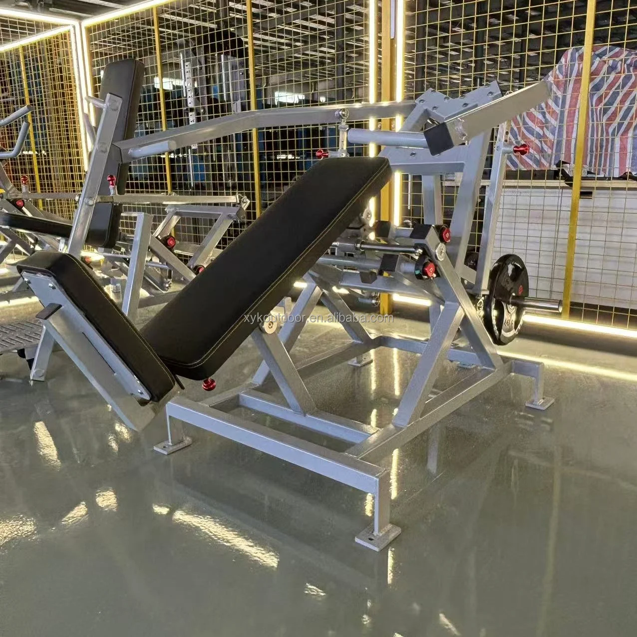 

Fitness Equipment Commercial Fitness Instructor Gym Using Strength Machine Sitting Tilt Chest Press