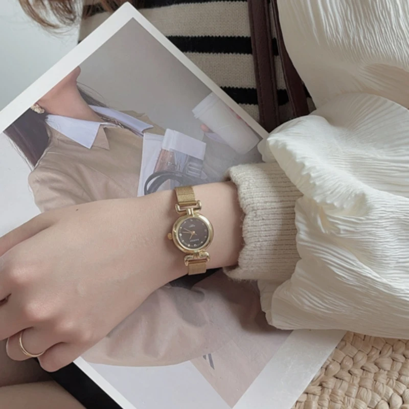 Nuovo orologio al quarzo da donna semplice e semplice tendenza classica retrò rotondo di alta qualità elegante piccolo orologio da donna in oro regalo di compleanno