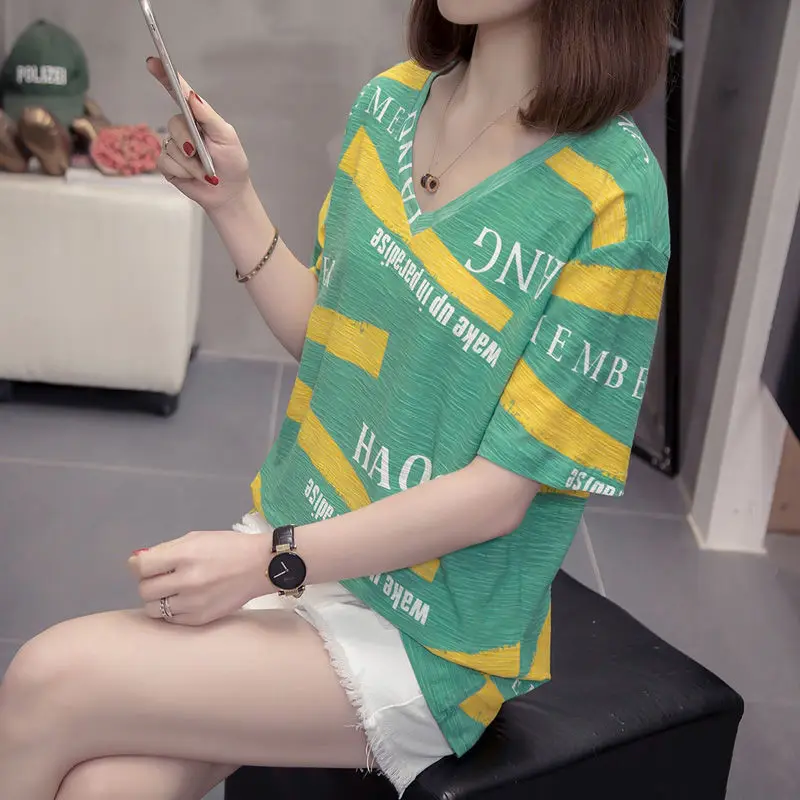 Modne t-shirty z dekoltem w serek z krótkim rękawem z nadrukowanym napisem odzież damska 2024 letnia nowa luźna topy w koreańskim stylu koszulka