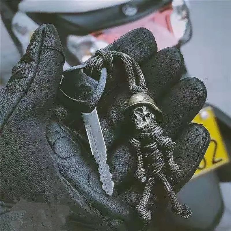 

1PC Skull Head Keychain Car Biker helmet Pendant Keychain Braided Rope Paracord Buddy Bag Hanging Backpack Doll Toy