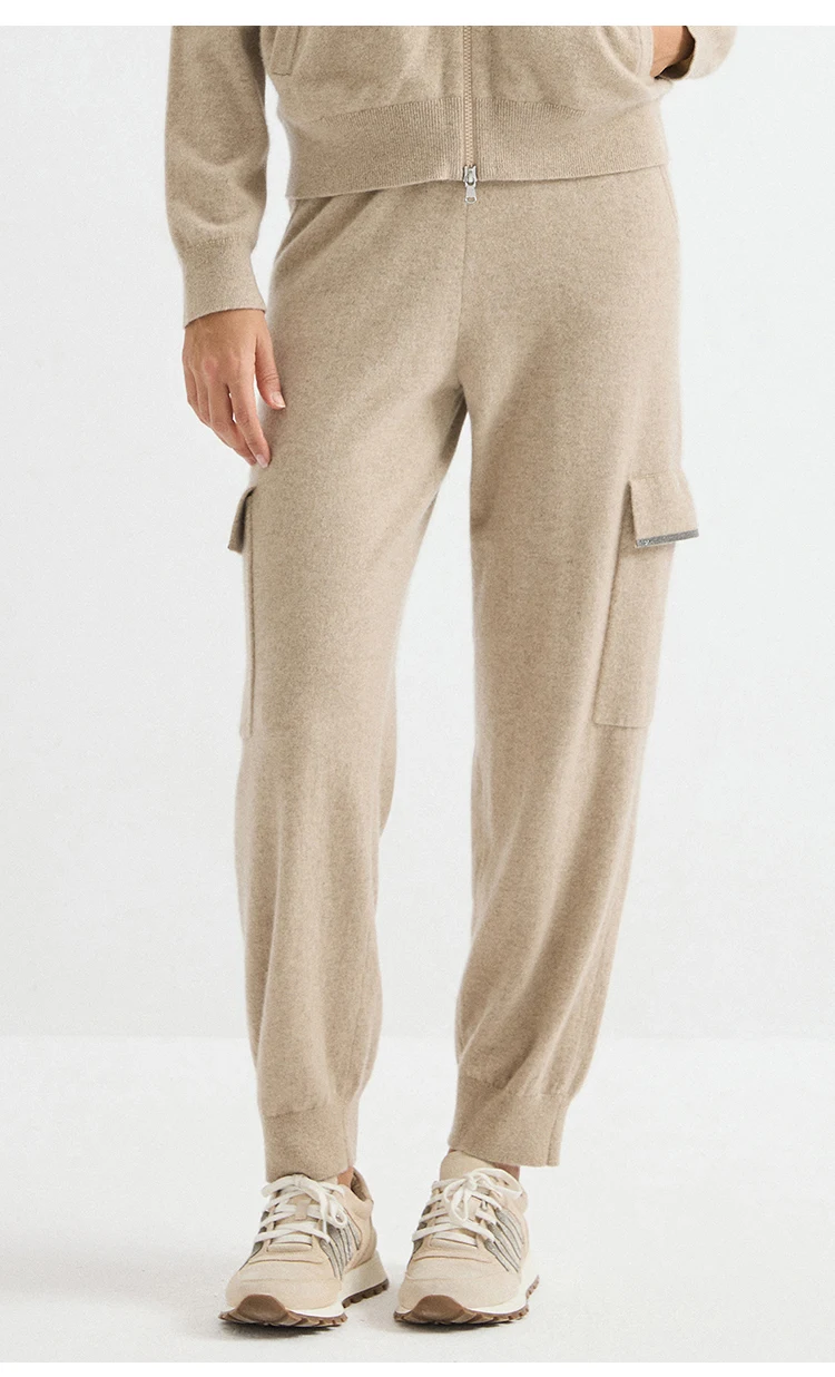 BD3621770 Damen-Cargohose aus 100% Kaschmir mit Kettenbesatz, Cargotasche, elastischem Bund, gerippten Bündchen, entspannter Schnitt, Frühherbst – Detail 3