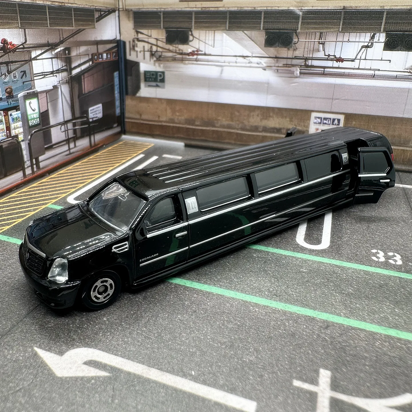 Tomy Alloy Car Model Cadillac Escalade Extended Limousine Simulation Diecast Vehicle Collection Display Desktop Decor