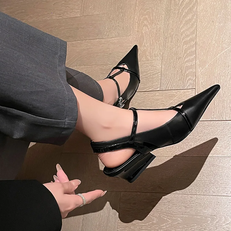 صنادل صيفية من جلد البقر موديل 2025 بمقدمة مدببة وألوان مختلطة وكعب متوسط صنادل حديثة مقاس كبير