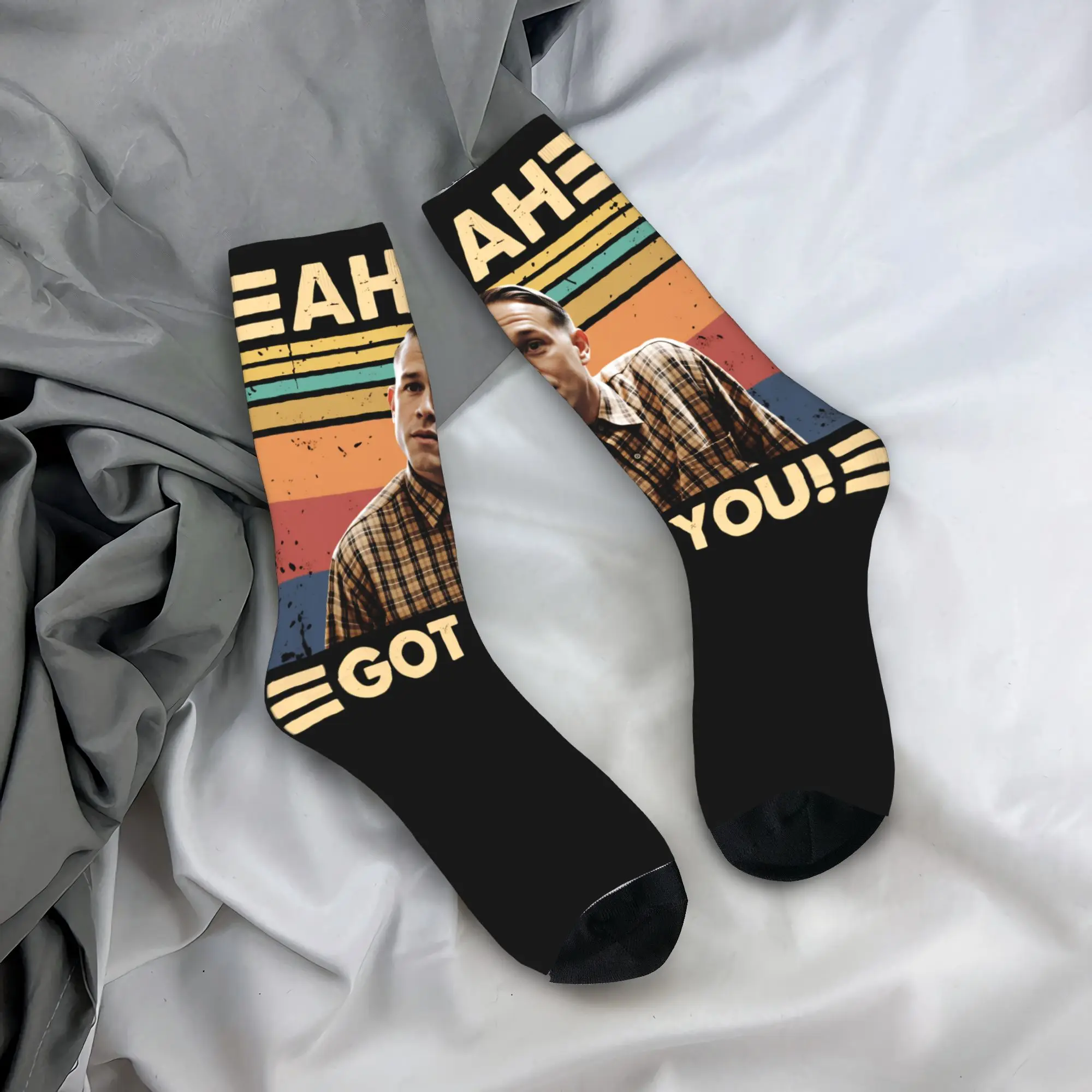 ถุงเท้าผู้ชายแบบยูนิเซ็กซ์ Charlie Hunnam Ahah Got You, Ed Gein ถุงเท้าภาพยนตร์สยองขวัญ ถุงเท้ากันลื่นคุณภาพดี ถุงเท้าสำหรับเล่นกีฬากลางแจ้งในฤดูใบไม้ร่วง