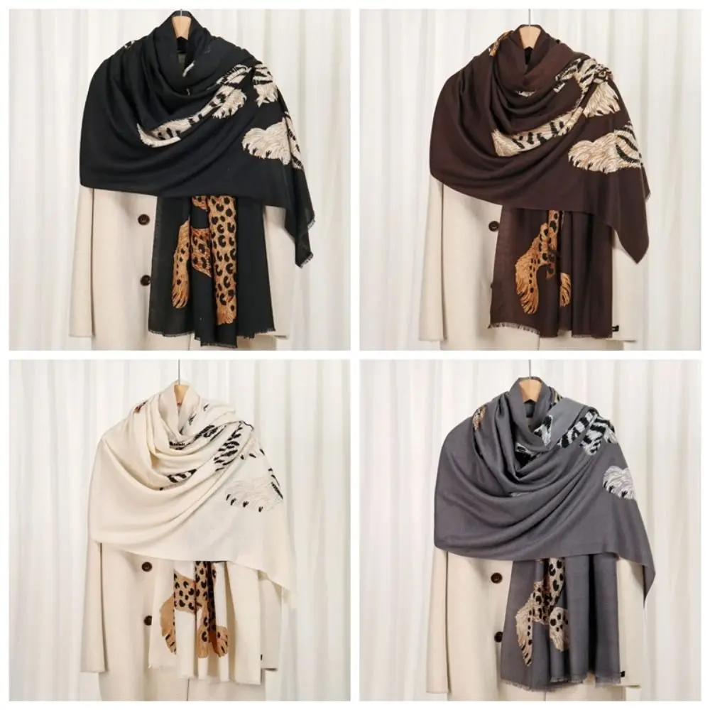 Luxuriöser Leoparden-Sonnenschutz im Old-Money-Stil, langer Schal mit Tiger-Print, drapierte Strickjacke für den Frühling. – Detail 4