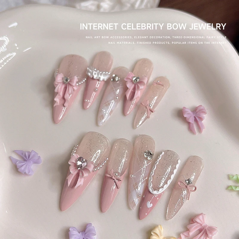 50 pz Nail Decorat Parti Carine Nastro Lungo Ondulato Arco Unghie artistiche Accessori 2 Formati Arco di Nastro Colorato 3D Resina Unghie Pendenti e Ciondoli Giapponese