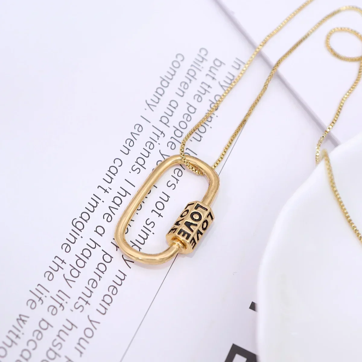 Ciondolo geometrico ovale fai-da-te Gioielli in rame da donna Collana con lettere dal vivo Stile europeo americano