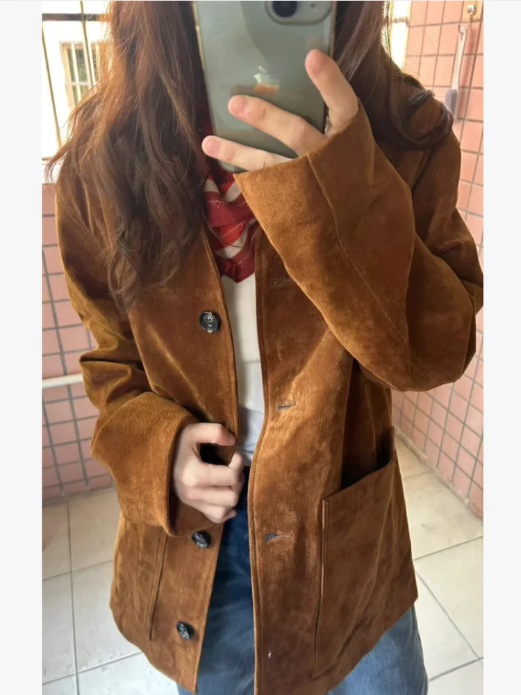 เสื้อโค้ทผู้หญิงสไตล์ลำลอง รุ่นใหม่ ปี 2025 สำหรับฤดูใบไม้ร่วง ทรงหลวม สีน้ำตาล ทำจากหนังกลับเทียม สวมใส่สบาย เหมาะสำหรับการเดินทางและแฟชั่น