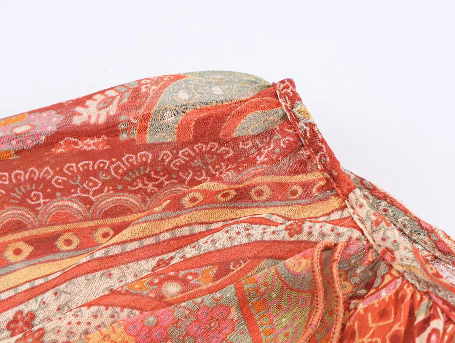 เสื้อเชิ้ตแฟชั่นลำลองสไตล์ใหม่สำหรับผู้หญิง แขนบานพิมพ์ลาย คอโอ ทรงหลวม ระบายอากาศได้ดี เหมาะสำหรับฤดูใบไม้ร่วง