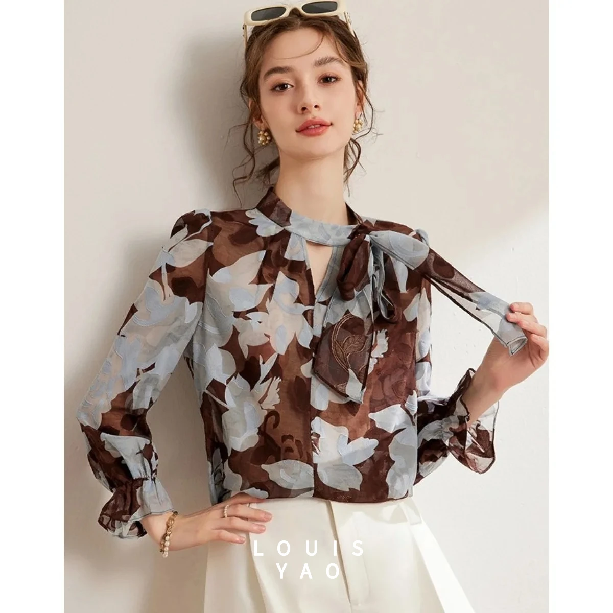 เสื้อเชิ้ตผู้หญิง LOUISYAO รุ่น Elegant Cut Flower Hollow คอลเลคชั่นฤดูใบไม้ผลิ 2025 แฟชั่นคอตั้งผูกโบว์ แขนยาว