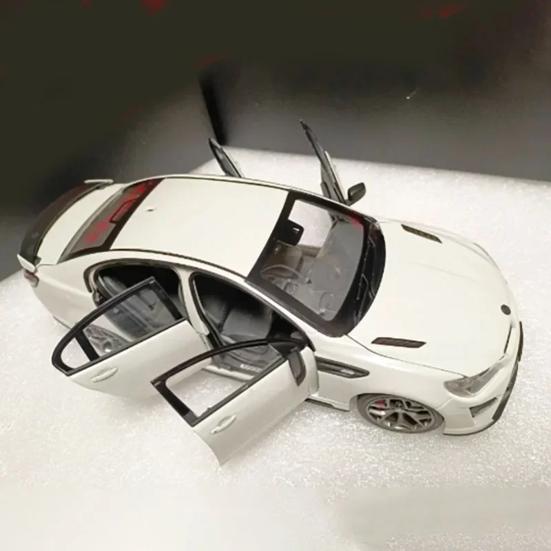 Diecast 1:18 Scale Holden HSV GTSR HERON White Alloy Sedan Model Classics Adult Souvenir Gift Static Display-No certificate