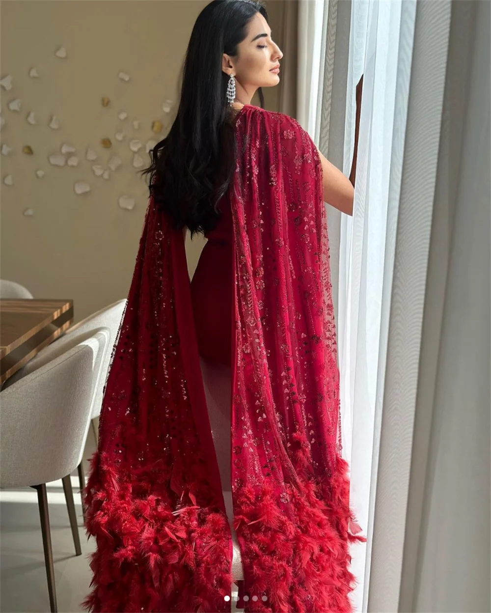 Annie Red Luxury Feathers Prom Dresses Glitter Shawl Coak Vestido de noite Especial Ocasião Vestidos de festa فساتين السهرة Personalizado