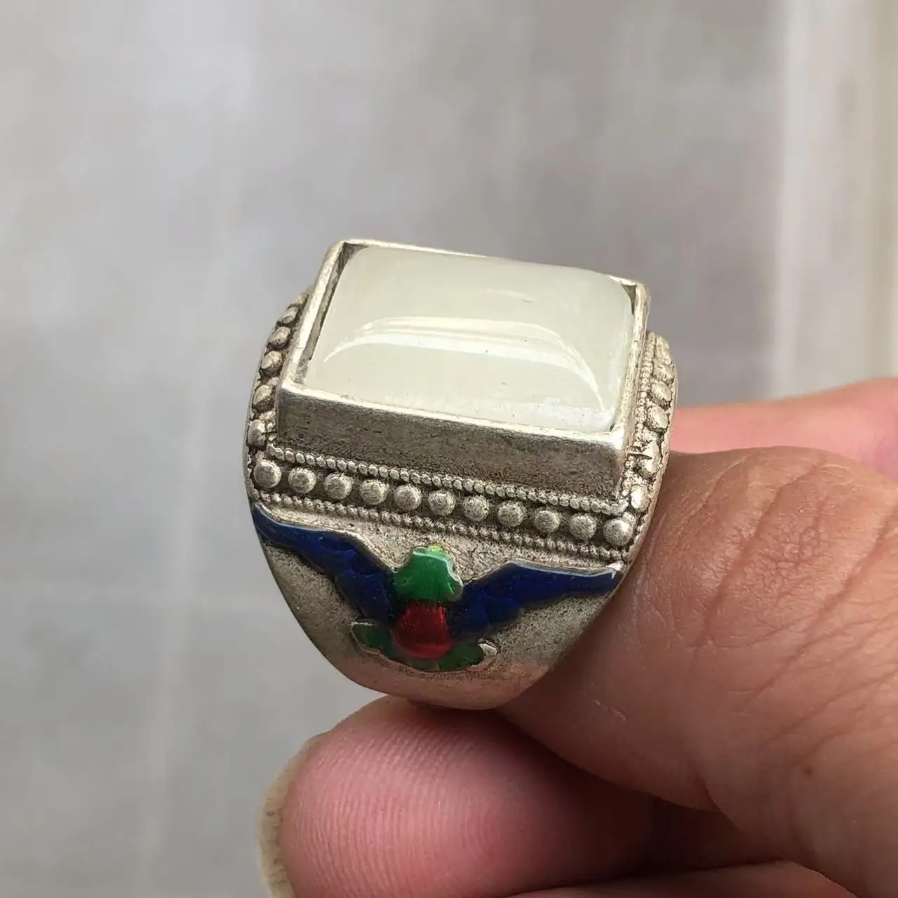 Vintage Cloisonné Emaille Silber Siegelring mit großem quadratischem roten Edelstein – Ethno-chinesischer Herren-Statement-Retro-Fingerschmuck – Detail 7