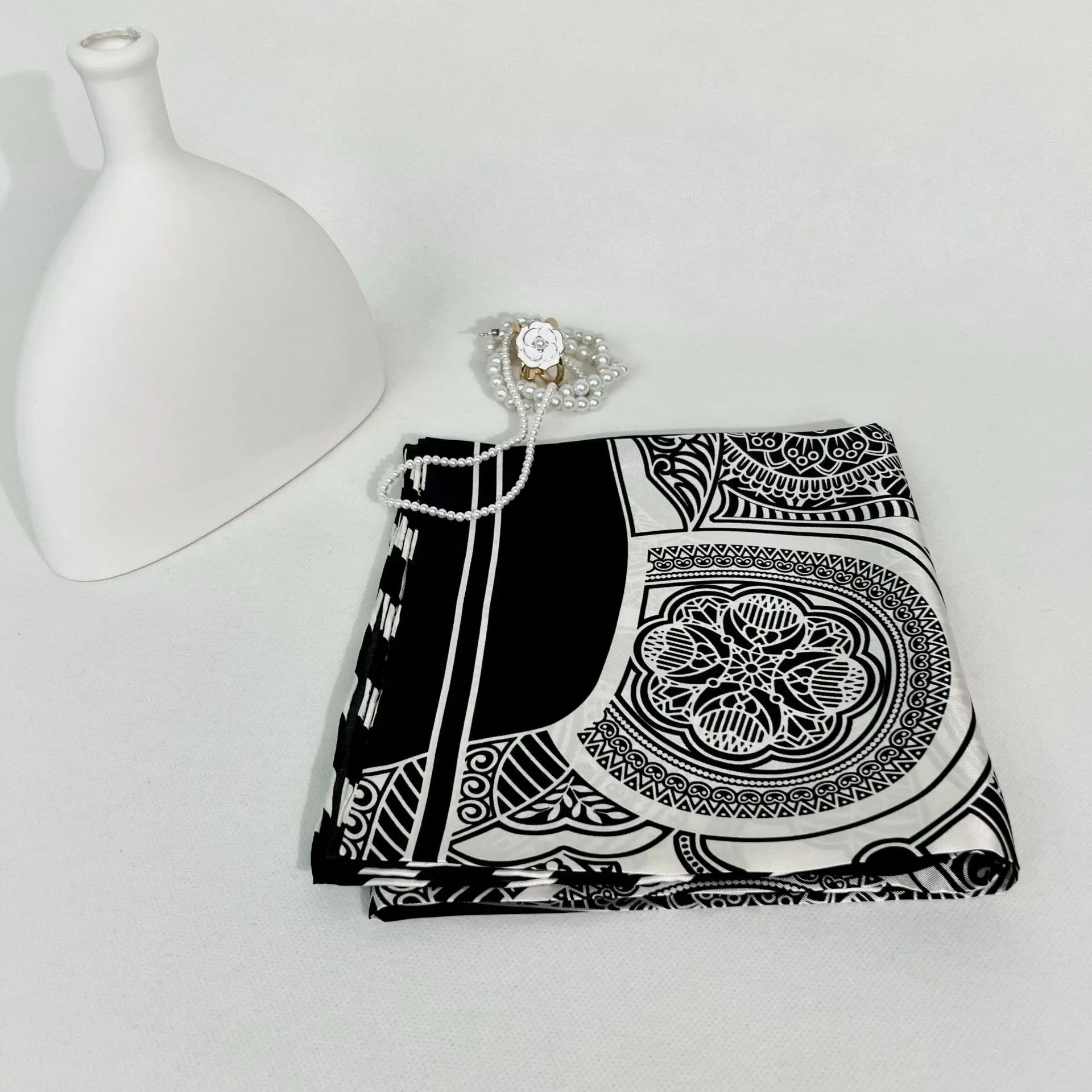 الحصان الأسود وشاح حريري 90 سنتيمتر هرمز توالت حواف شالات الأوشحة الفاخرة رئيس حقيبة الديكور هدية الكريسماس الملابس والاكسسوارات