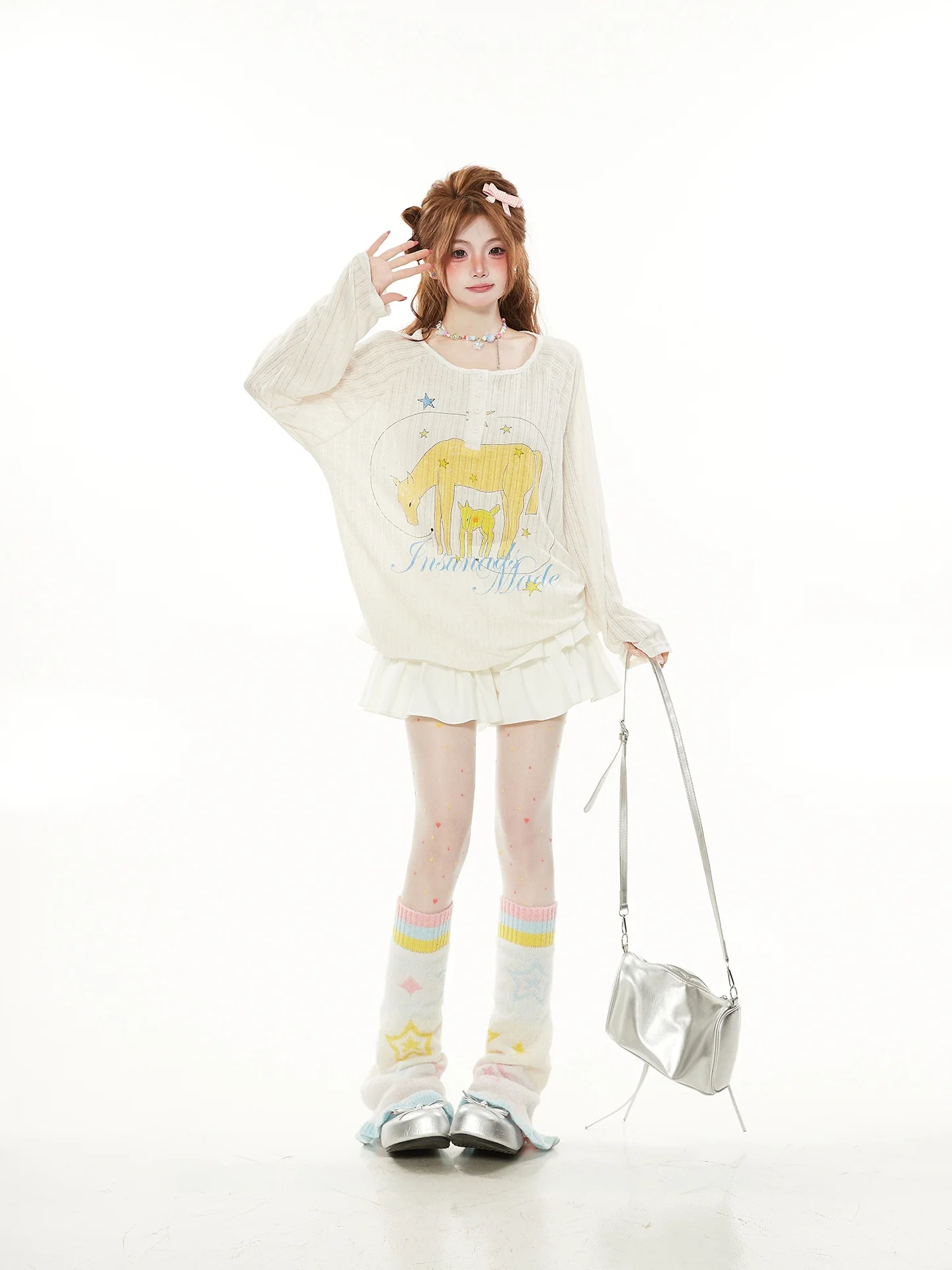 

Лето 2026: Новая женская тонкая футболка с уникальным асимметричным вырезом на плече, длинным рукавом и мультяшным принтом в корейском стиле