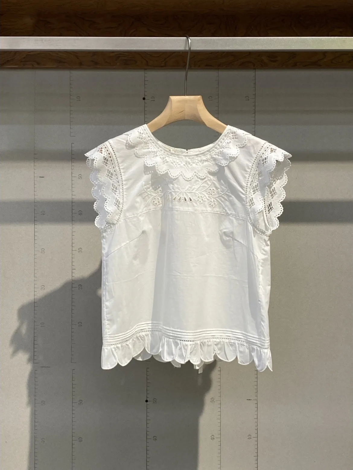 

HEIDD White Sleeveless Embroidered Heavy Work Back Knot Shirt Cute Style round Neck Cotton Summer 2026 Women's Shirt