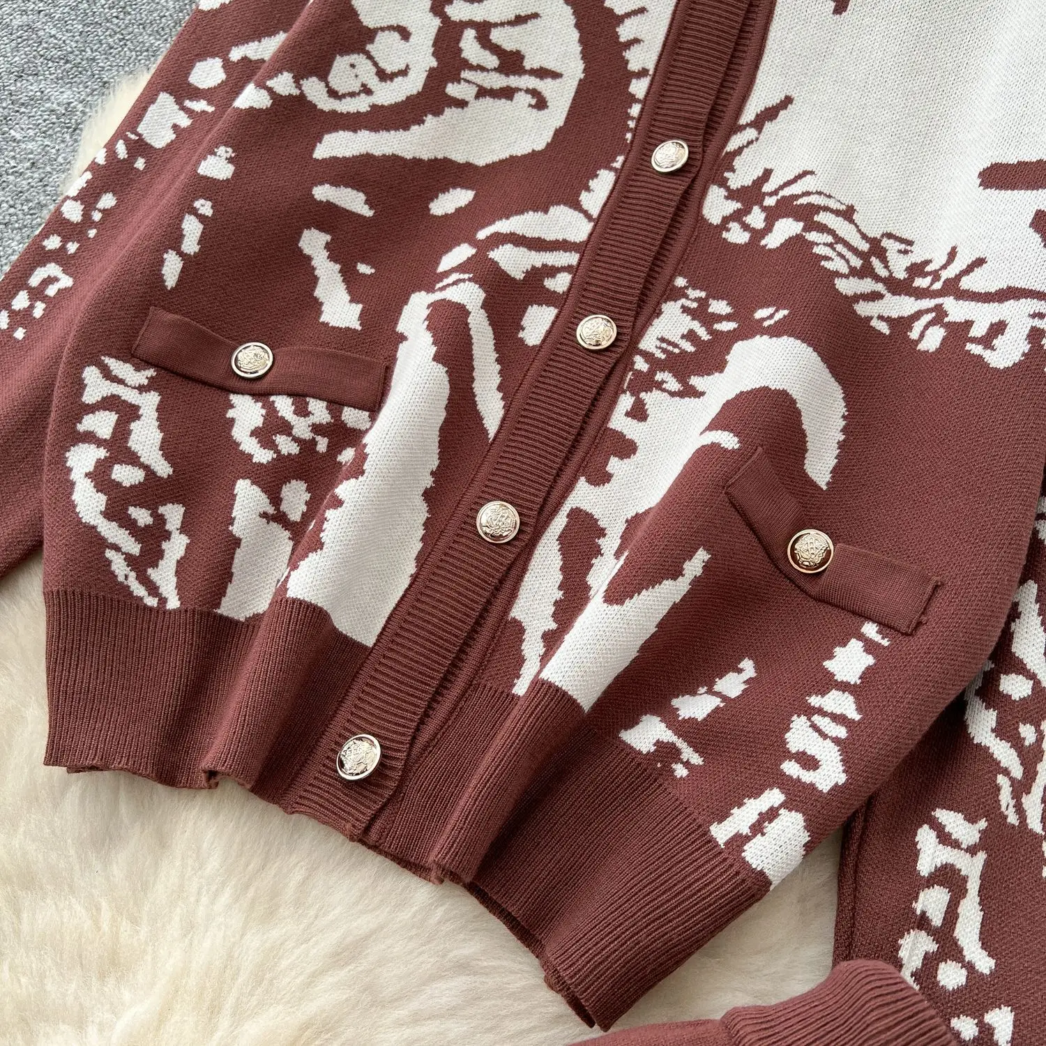 ชุดเซ็ทสองชิ้นลำลองสำหรับผู้หญิง เสื้อถักคอกลมแขนยาว ตะเข็บเปิด กางเกงขายาวเอวสูงทรงขากว้าง สำหรับฤดูใบไม้ร่วง