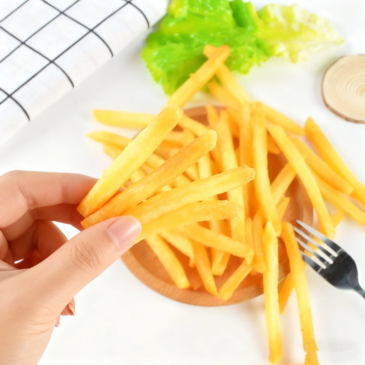 20/50 Stück künstliche Pommes-Frites aus PVC – realistische Kartoffelstreifen, Lebensmittel-Requisiten für Fotografie, Präsentation, Streich und TikTok-Videos – Detail 6