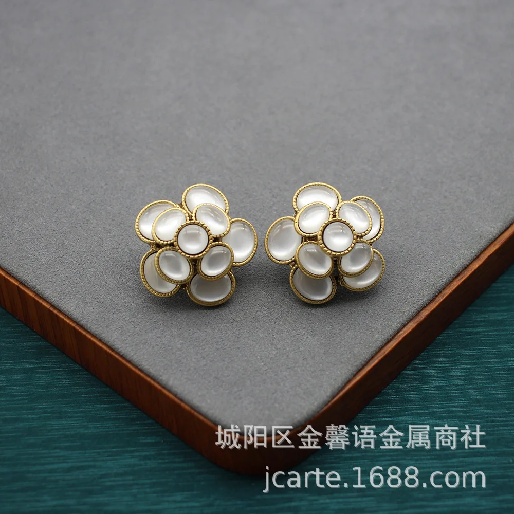 

Винтажные высококачественные универсальные серьги в европейском и американском стиле в стиле ретро, потертые золотисто-белые стеклянные зажимы для ушей с камелией