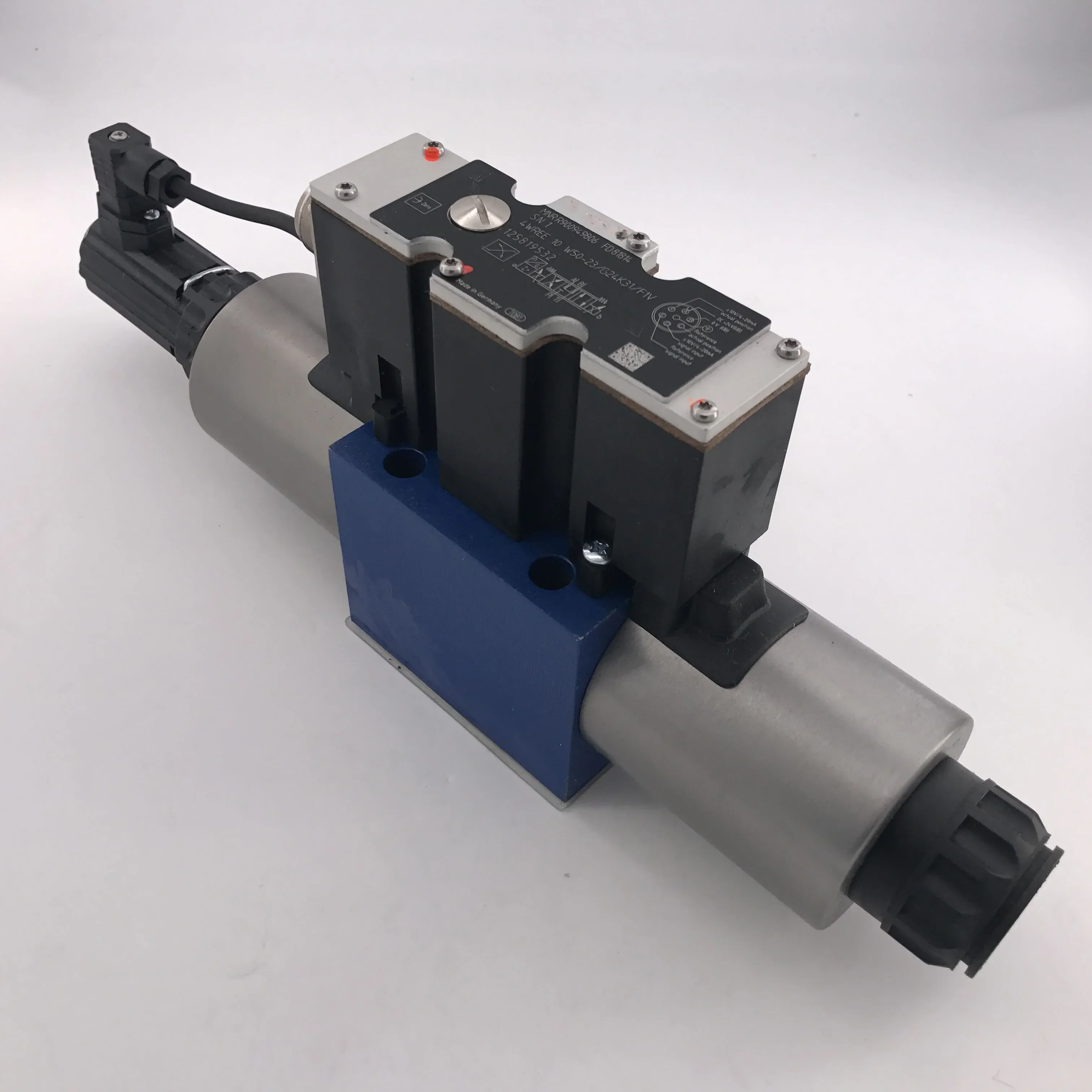 

Гидравлический пропорциональный распределительный клапан 4WREE10 W50-23/G24K31/F1V с прямым управлением и обратной связью по положению электричества