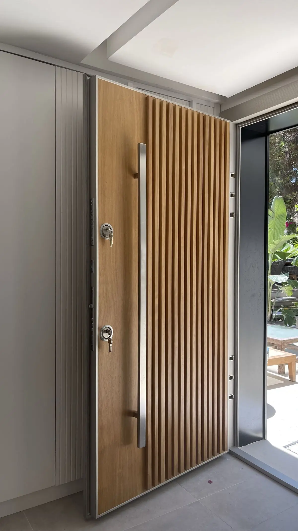 Luxurious Wood Grain Color Vertical Stripes Aluminum Entry Door Rainproof Soundproof with Door Handle and Lock Revolving Doors