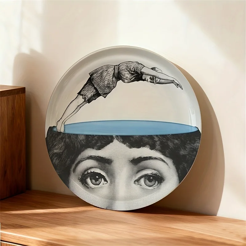 

Декоративная тарелка с изображением сюрреалистического коллажа дайвинг-наряженной в костюме женщины, предназначенная исключительно для декоративных целей и не предназначенная для использования в других целях.