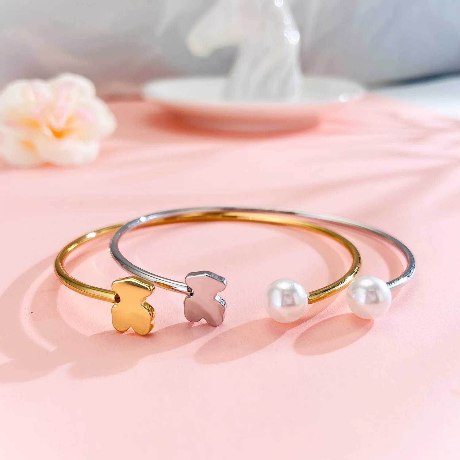 Pulsera abierta de oso de acero inoxidable con perlas de imitación, elegante, a la moda, opción de doble Color, adecuada para uso diario de mujeres