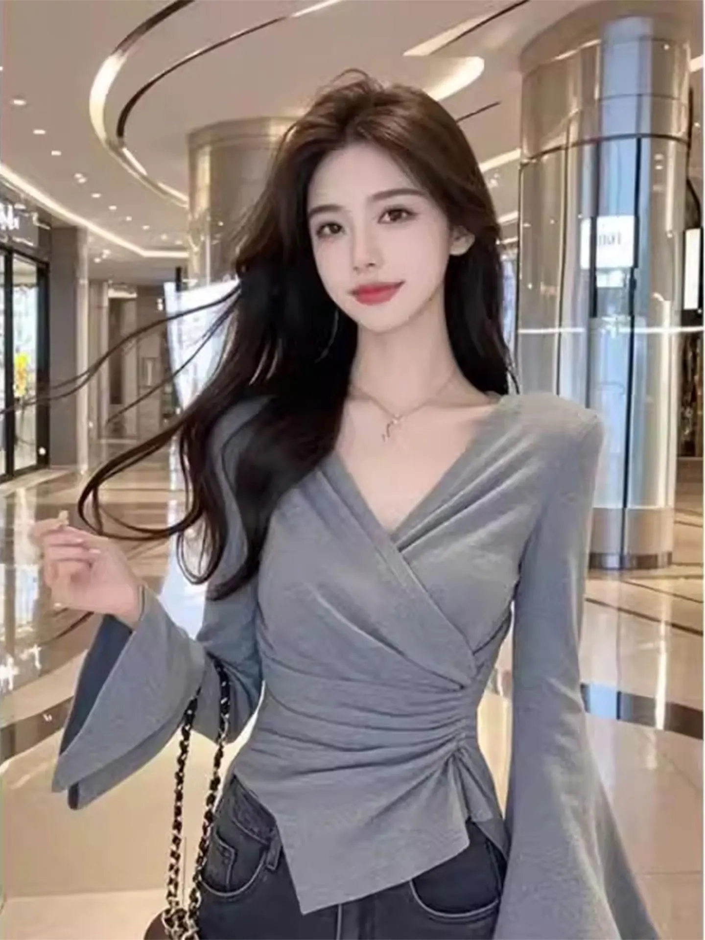 

Женская футболка с V-образным вырезом и длинным рукавом, приталенная, осенняя, модная, плиссированная, элегантная, красивая, для повседневной носки, в корейском стиле