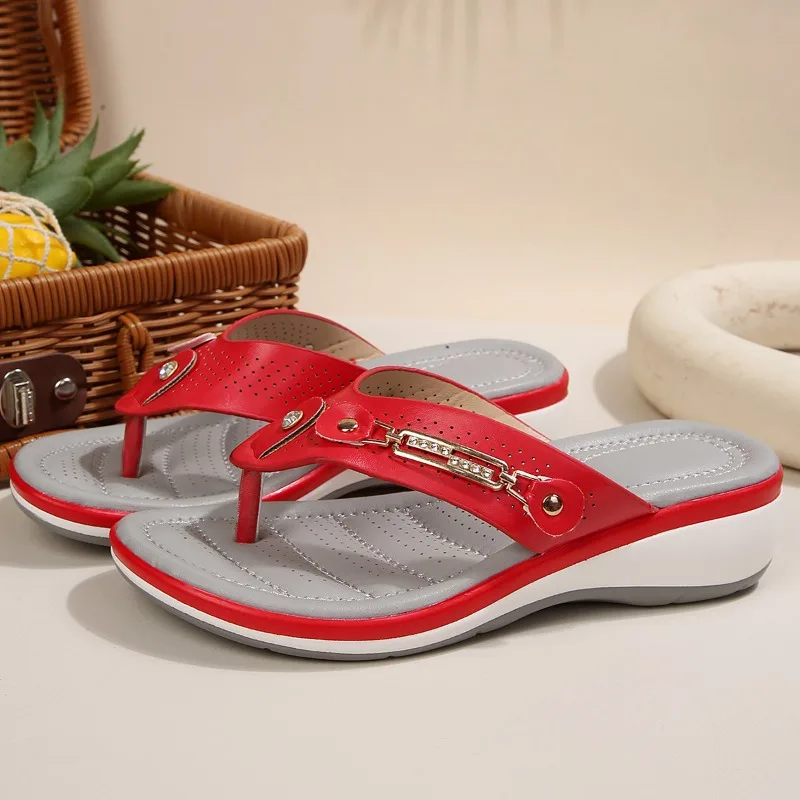 2026 Damen-Slipper Sommer Neue Mode Metallknopf-Slides Keilabsatz Strandsandalen Damen Outdoor-Plattform Freizeit-Flip-Flops