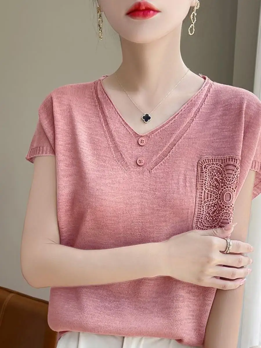 camiseta-feminina-de-malha-confortavel-com-manga-curta-e-decote-v-design-fino-de-verao-bolso-bordado-quadrado-estilo-executivo